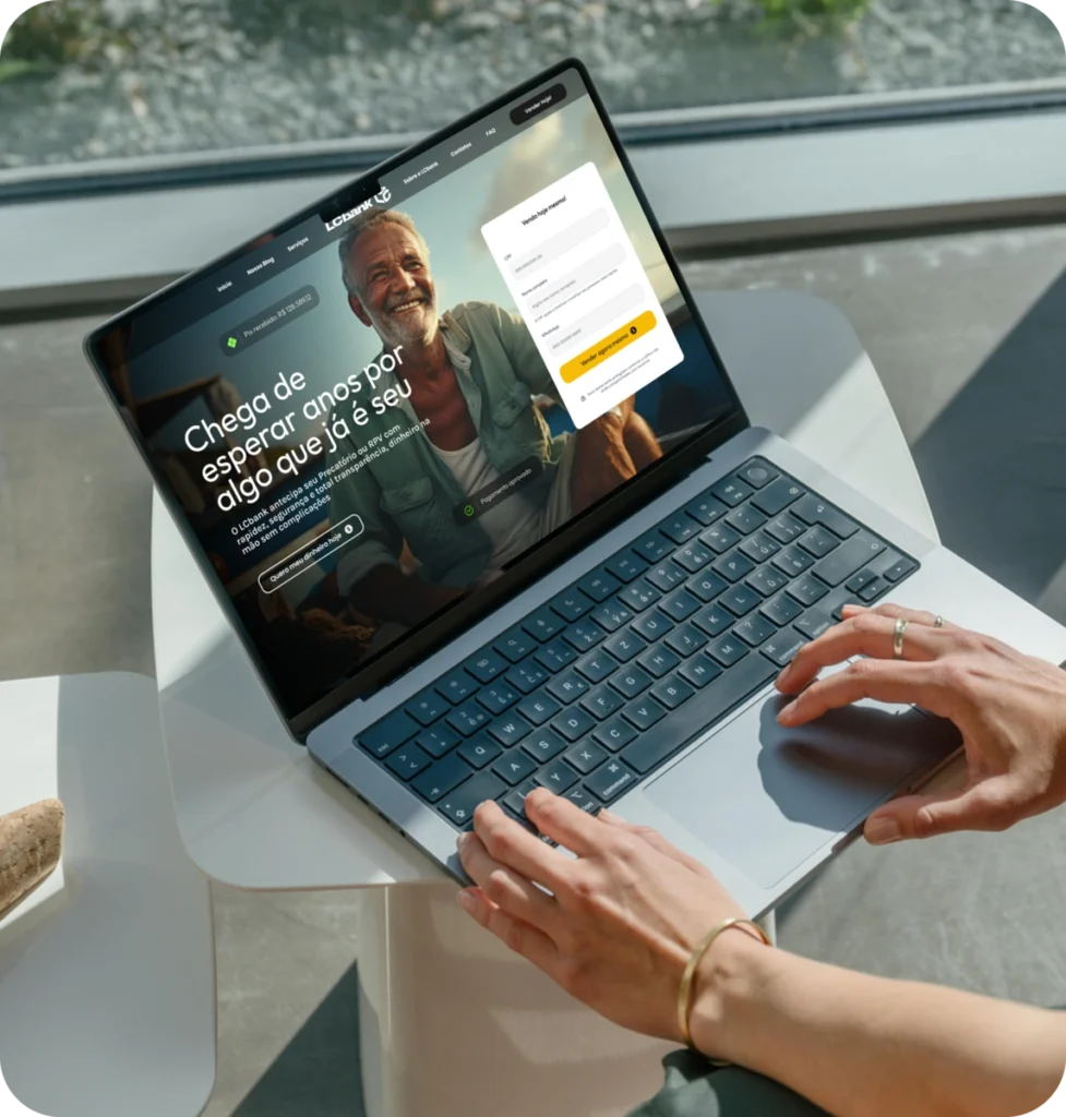 Laptop com tela do LCbank: "Chega de esperar por algo que já é seu