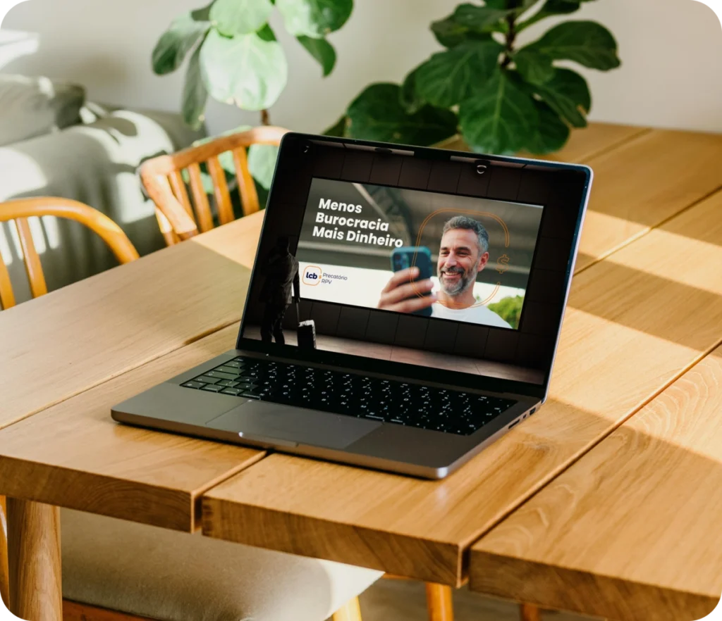 Laptop exibindo "Menos Burocracia, Mais Dinheiro" sobre o LCbank